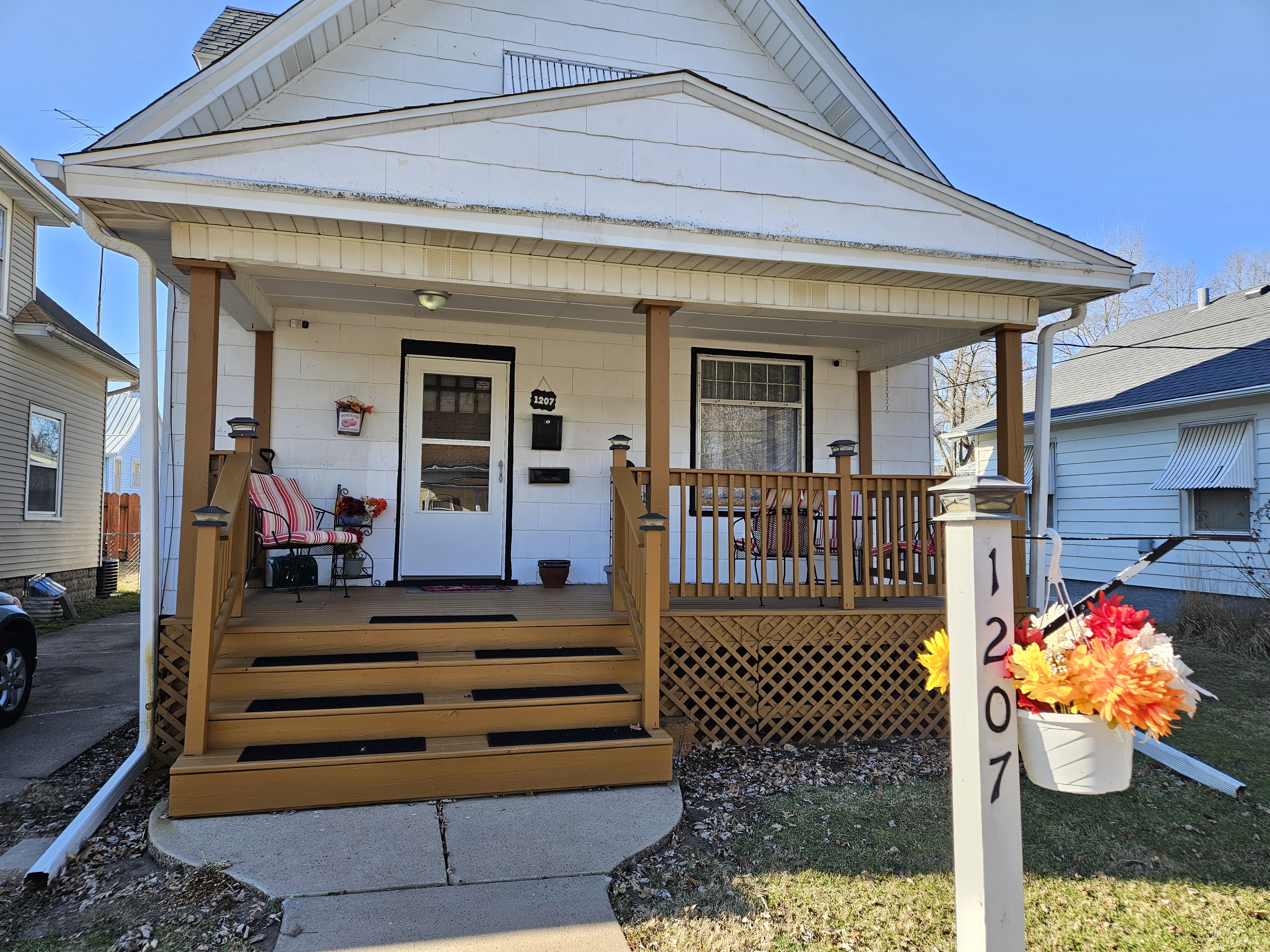 1207 S 7th St, Burlington, Iowa — 2 bed, 1 bath home with front porch