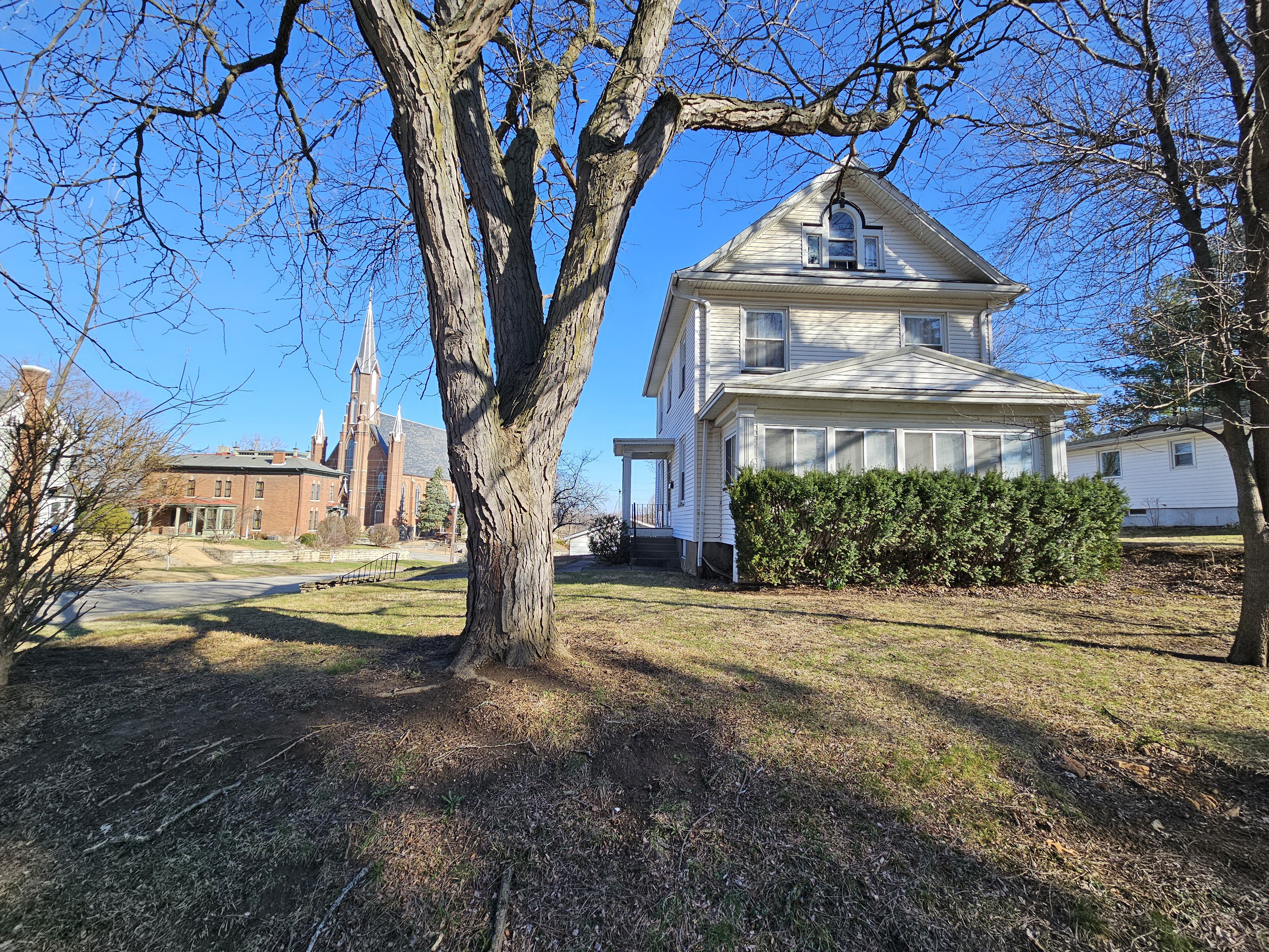 212 S 7th St, Burlington, Iowa — 3 bed, 2 bath home with gazebo and city views